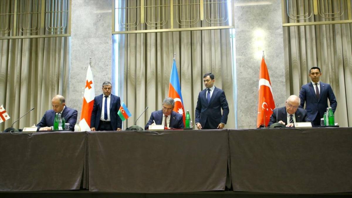 T&uuml;rkiye-Azerbaycan-G&uuml;rcistan &Uuml;&ccedil;l&uuml; Savunma Bakanları Toplantısı Şuşa'da d&uuml;zenlendi