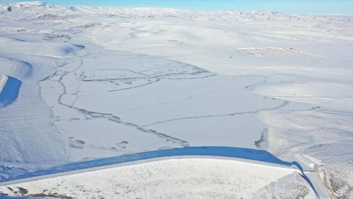 Kars'ta Eskimo usul&uuml; balık avcılığının yapıldığı baraj dondu