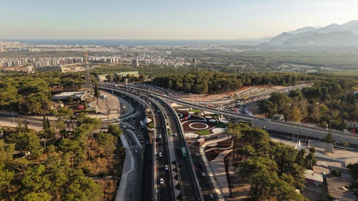Bakan Uraloğlu: Kepezüstü Farklı Seviyeli Kavşağı ile bölgede trafik yoğunluğunu rahatlattık