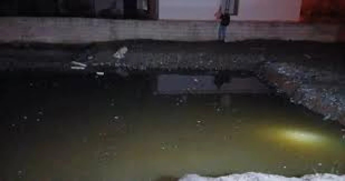 2 Kardeş su dolan inşaat temeline d&uuml;şerek &ouml;ld&uuml;