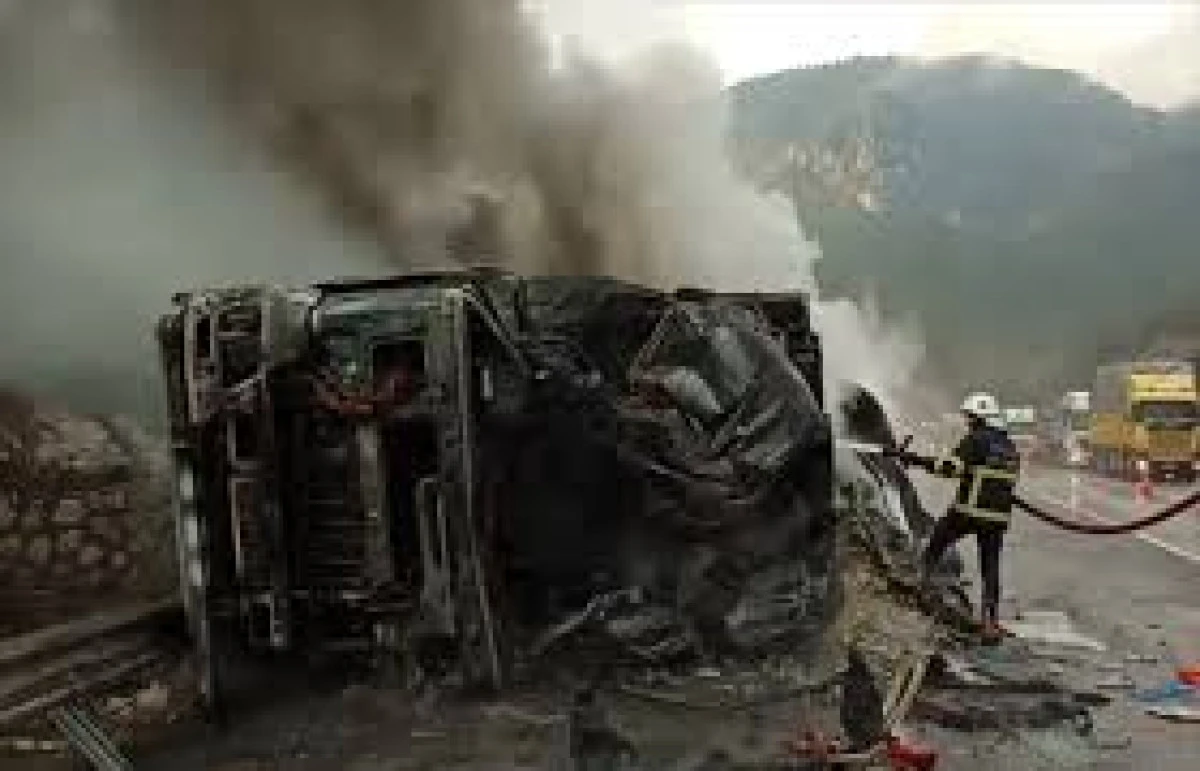 2 Tırın &Ccedil;arpıştığı Kazada 1 Kişi Yaralandı