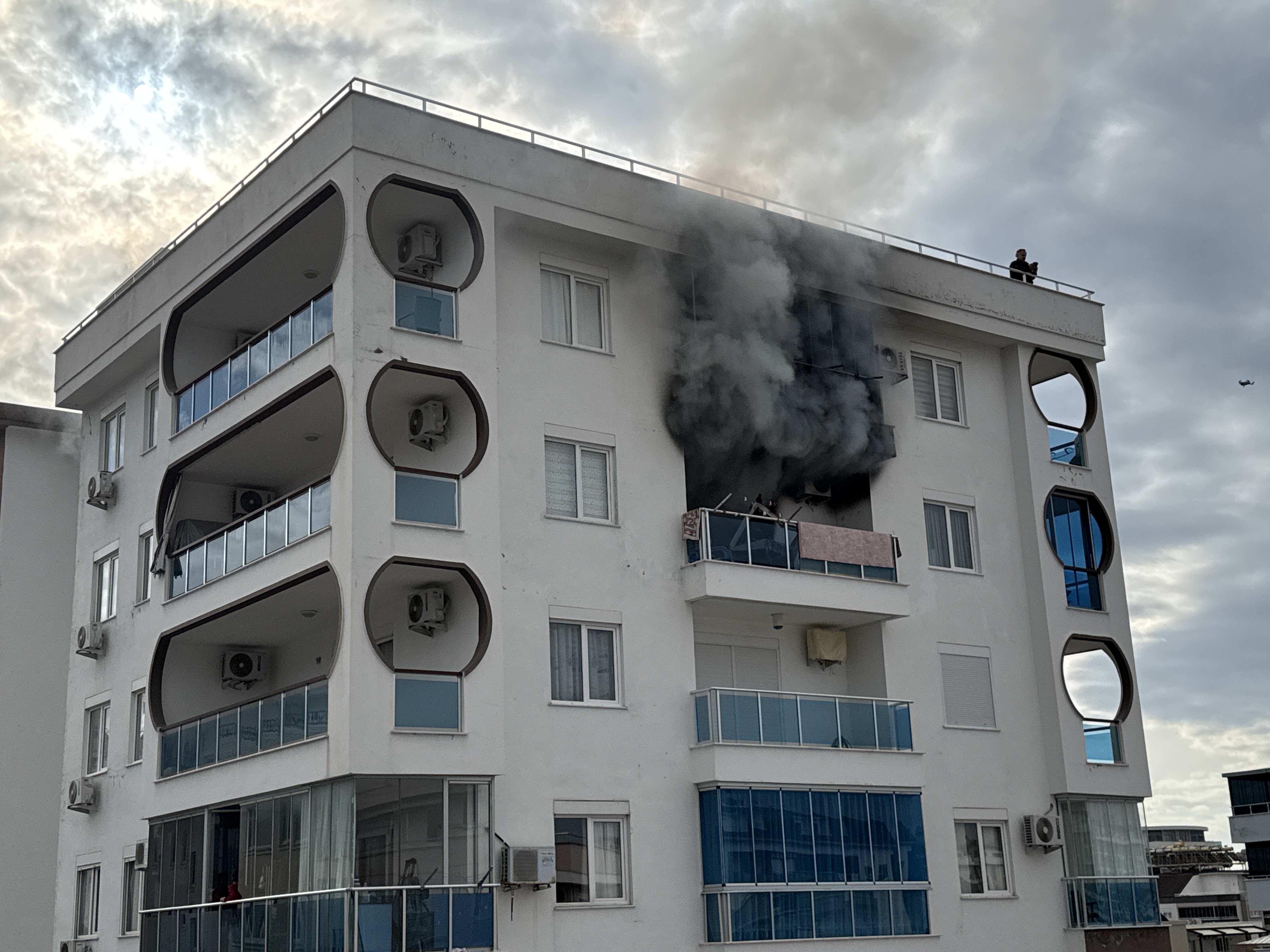 Alanya'da rezidansta çıkan yangın hasara neden oldu