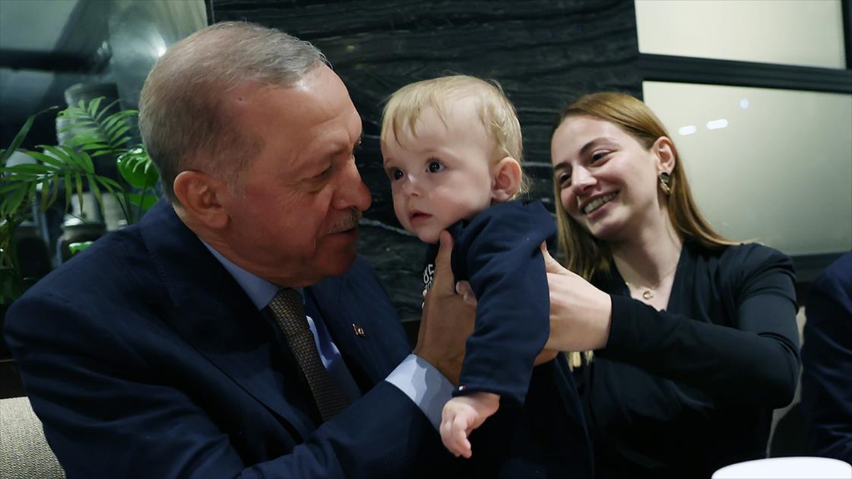 Cumhurbaşkanı Recep Tayyip Erdoğan, kafede vatandaşlarla sohbet etti.