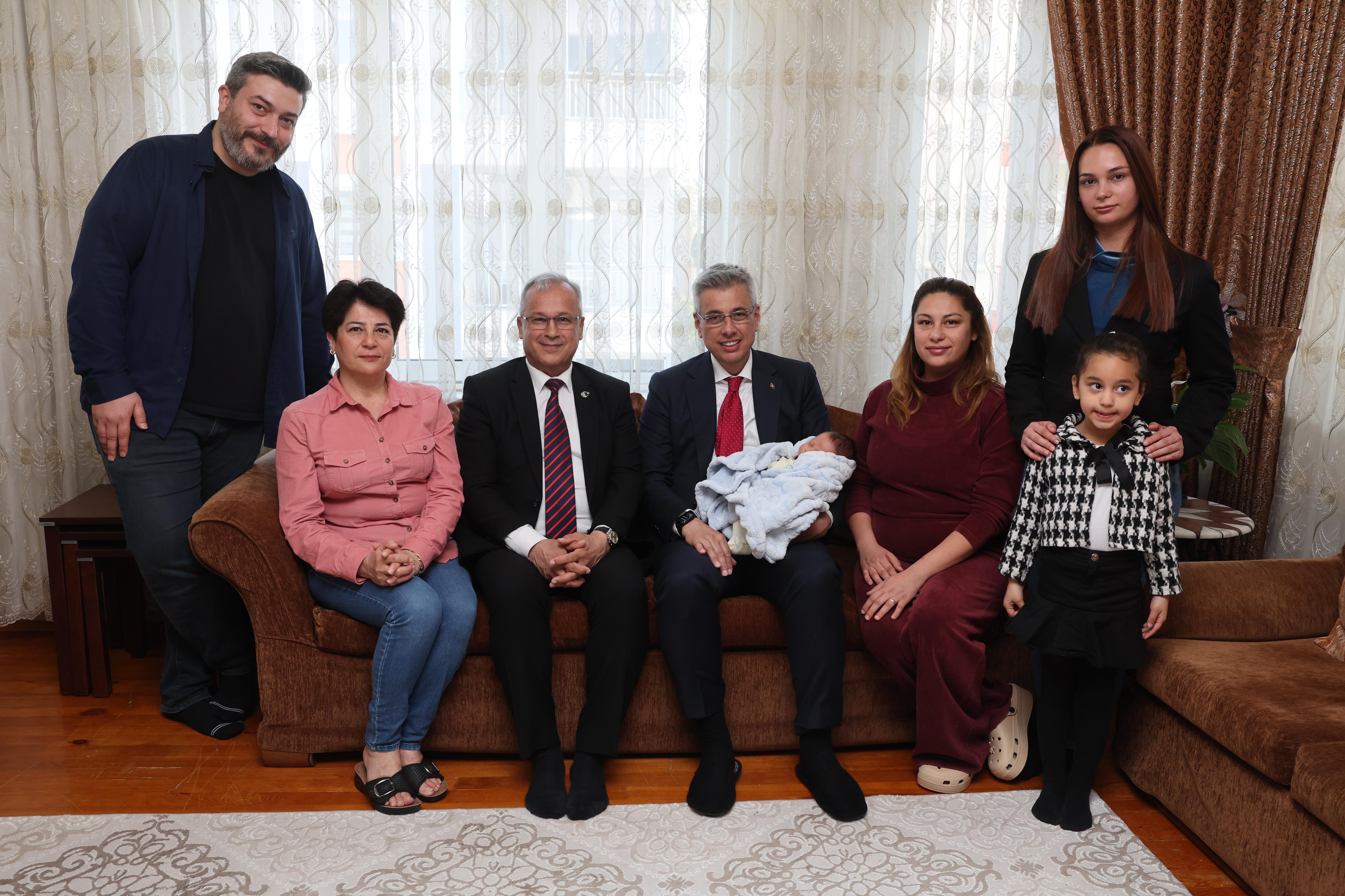 Bakan Memişoğlu'dan şehit Tabip Teğmen Nizam' ailesine ziyaret