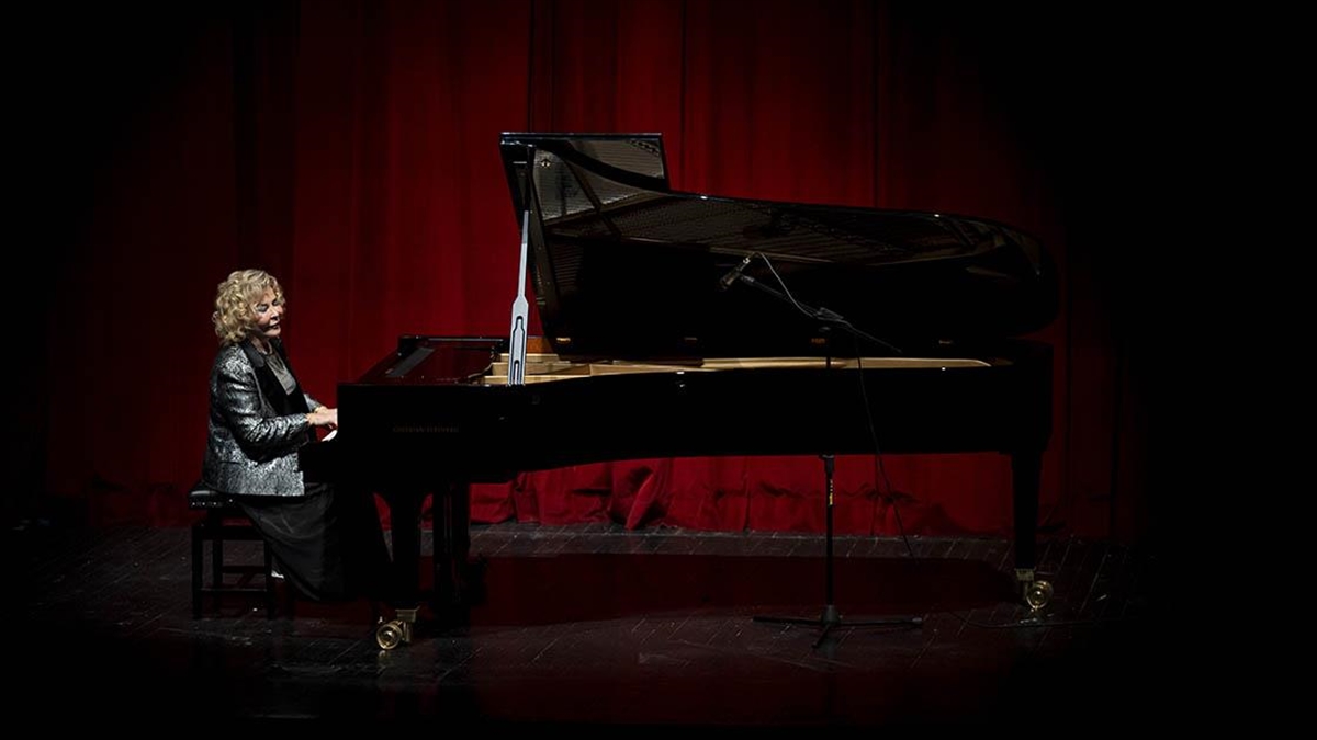 Devlet sanatçısı piyanist Gülsin Onay'a, Anneler Günü'nde keman sanatçısı oğlu eşlik edecek