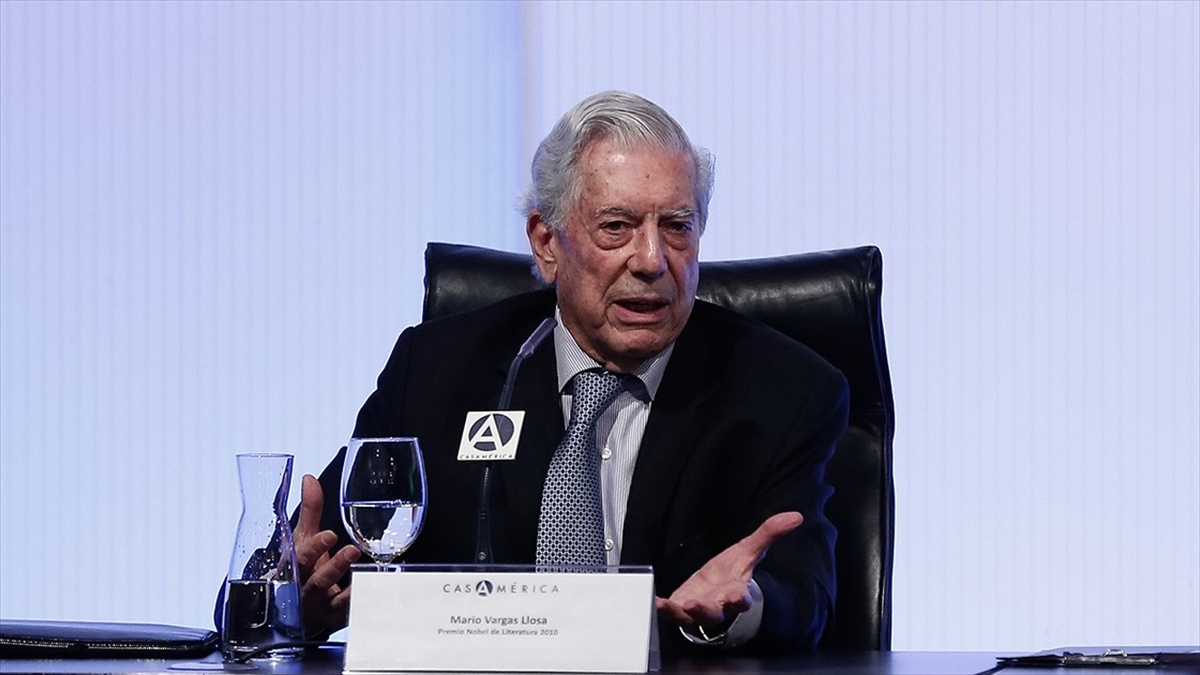 Nobel Edebiyat Ödülü sahibi Perulu yazar Mario Vargas Llosa hayatını kaybetti