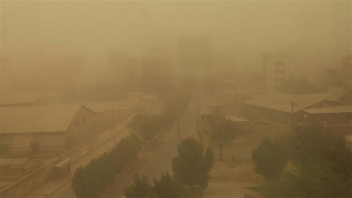 İran'ın bazı şehirlerinde kum fırtınası kaynaklı hava kirliliği nedeniyle okullar tatil edildi