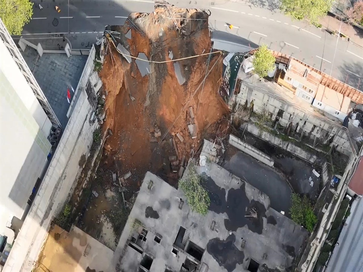 İstanbul Sarıyer'de yol çöktü!!!