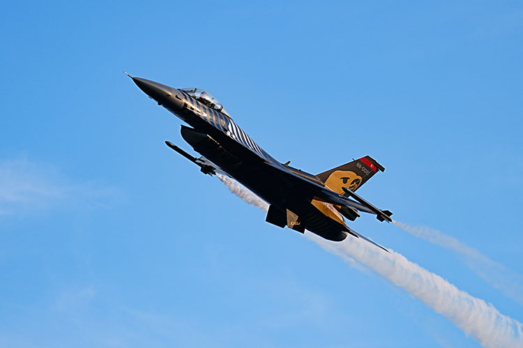 İstanbul'un fethinin 572. yıl dönümüne özel gösteri uçuşu