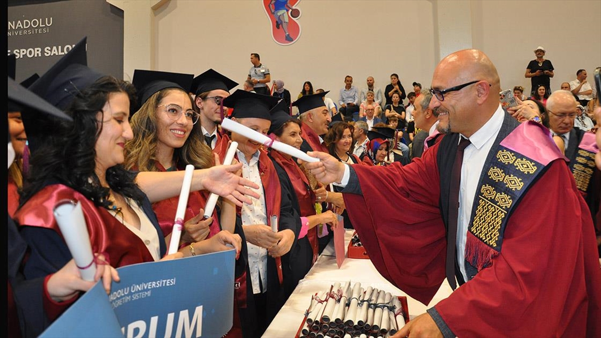 4,5 Milyona yakın mezunu bulunan Anadolu Üniversitesinde 7'den 77'ye mezunlar için tören düzenlendi