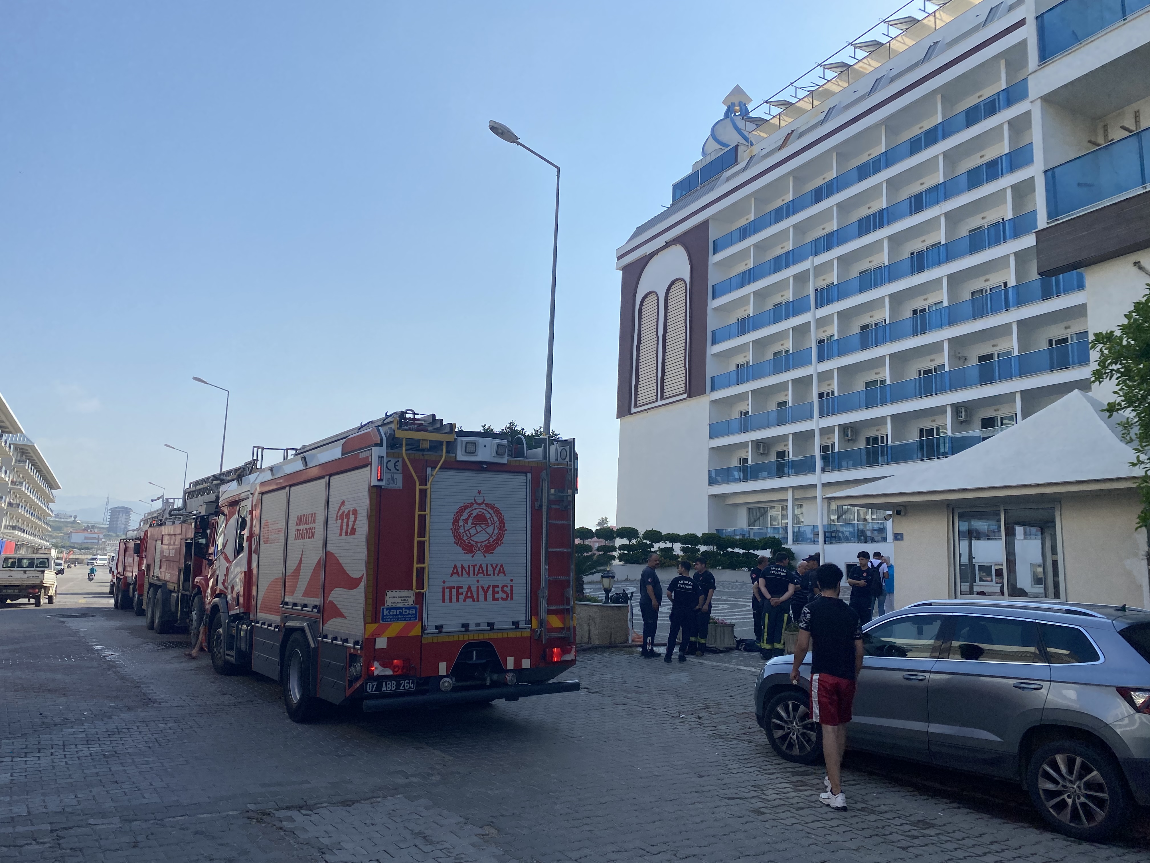 Alanya'da 5 yıldızlı ruhsatsız çalıştırıldığı belirtilen otelde çıkan yangın söndürüldü