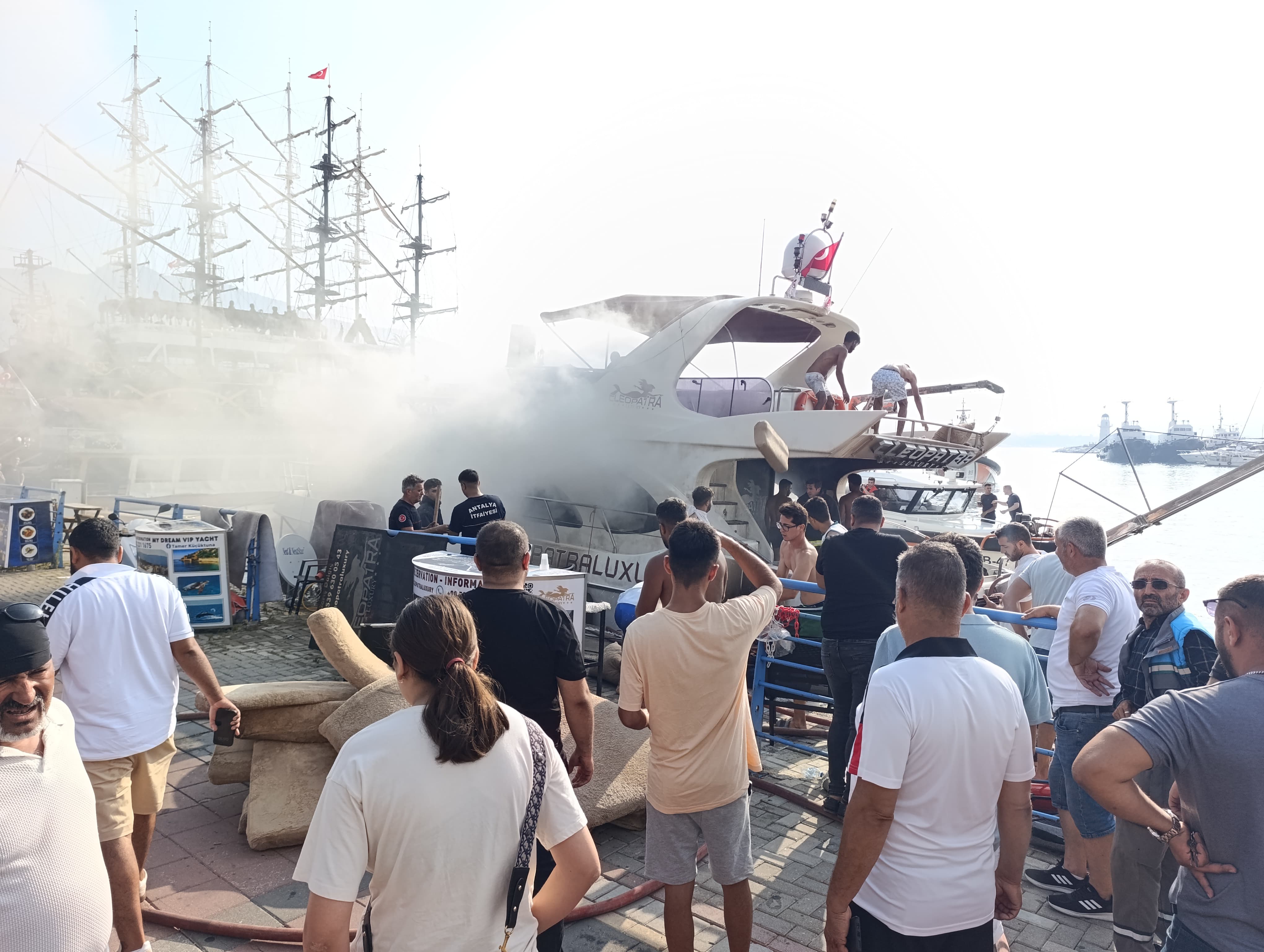 Son dakika: Alanya'da Cleopatra Luxury" adlı gezi teknesinde yangın çıktı