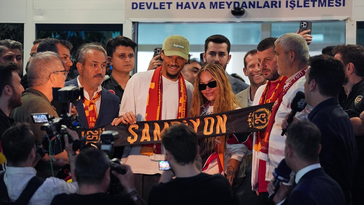 Galatasaray Kulübünün transfer görüşmesi yürüttüğü Leroy Sane, İstanbul'a geldi.