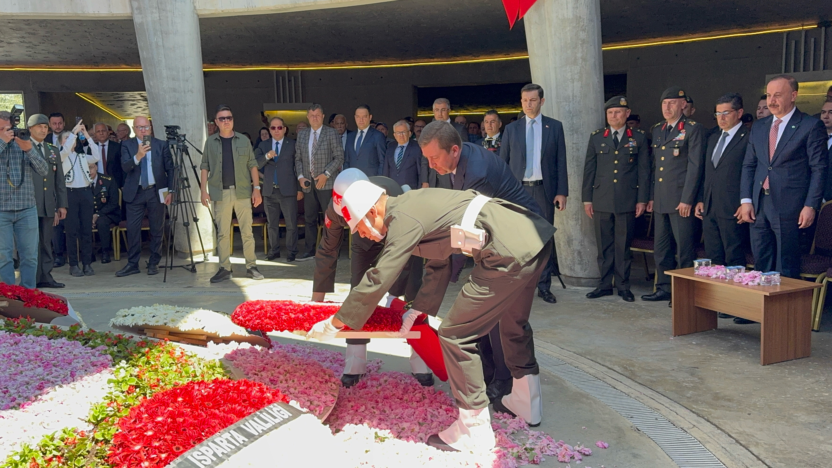 Isparta'da dokuzuncu Cumhurbaşkanı Süleyman Demirel mezarı başında anıldı