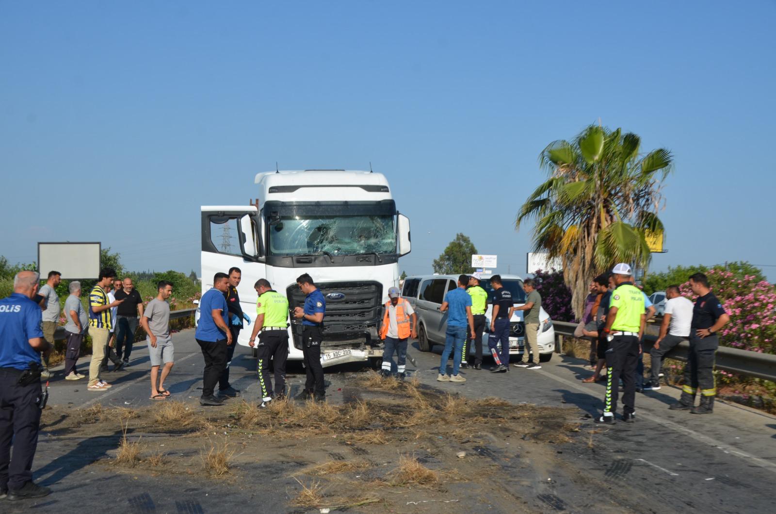 Serik Antalya yolunda feci trafik kazası yaralılar var