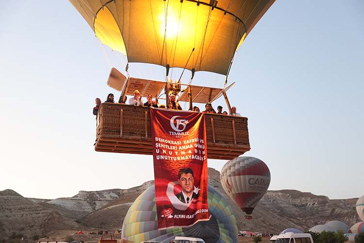 Kapadokya'da  Balonlar, şehit Astsubay Ömer Halisdemir'in fotoğrafı ile "Unutmadık, unutturmayacağız"