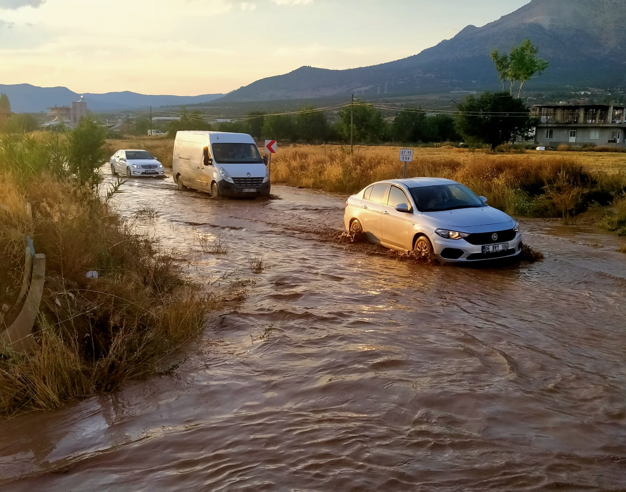 Antalya- Elmalı'da sağanak, dolu ve hortum hayatı felç etti
