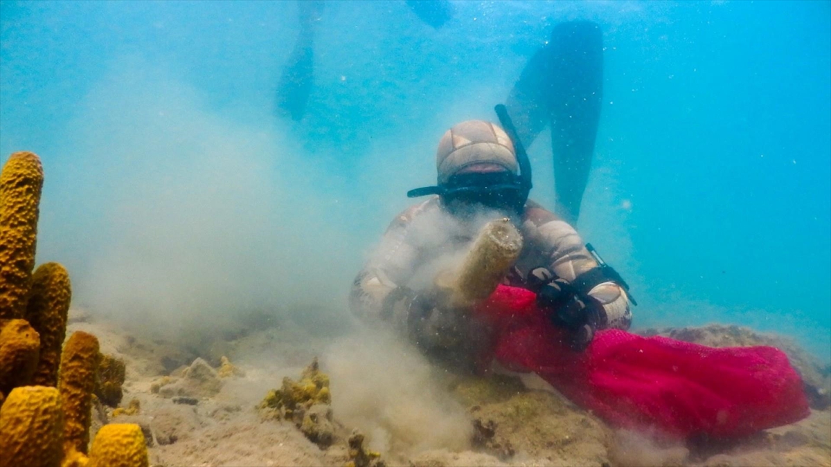 Bodrum'da "Denize en çok mavi yakışır" sloganıyla deniz dibi temizliği yapıldı