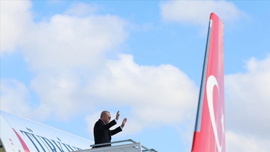 Cumhurbaşkanı Ekonomik İşbirliği Teşkilatı 17. Zirvesi'ne Azerbaycan'ın Hankendi şehrine gitti