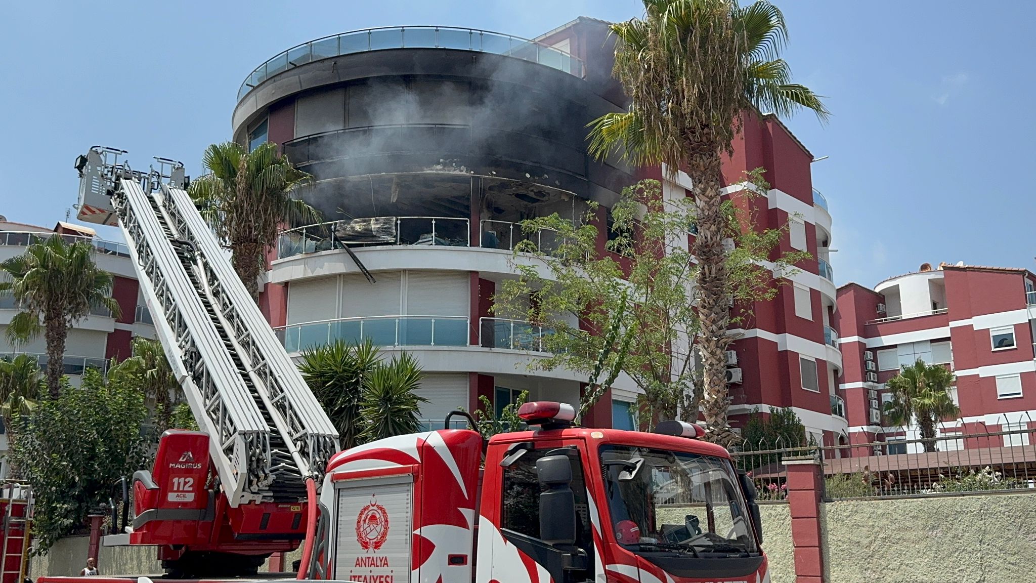 Antalya'da korku dolu anlar! Alevler Apartmanı sardı: 3 kişi hastaneye kaldırıldı