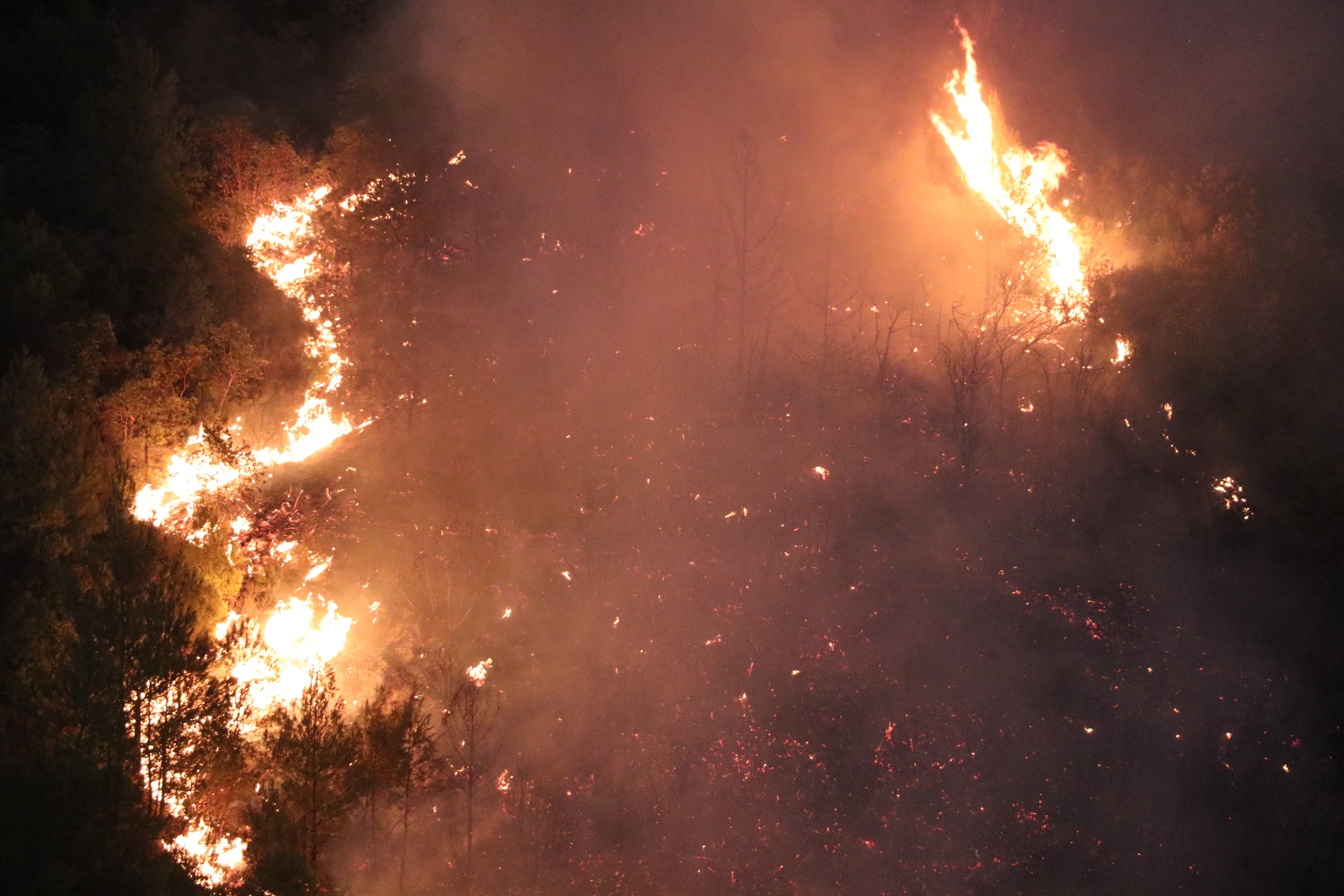 Çanakkale alevlere teslim: Binlerce kişi tahliye edildi