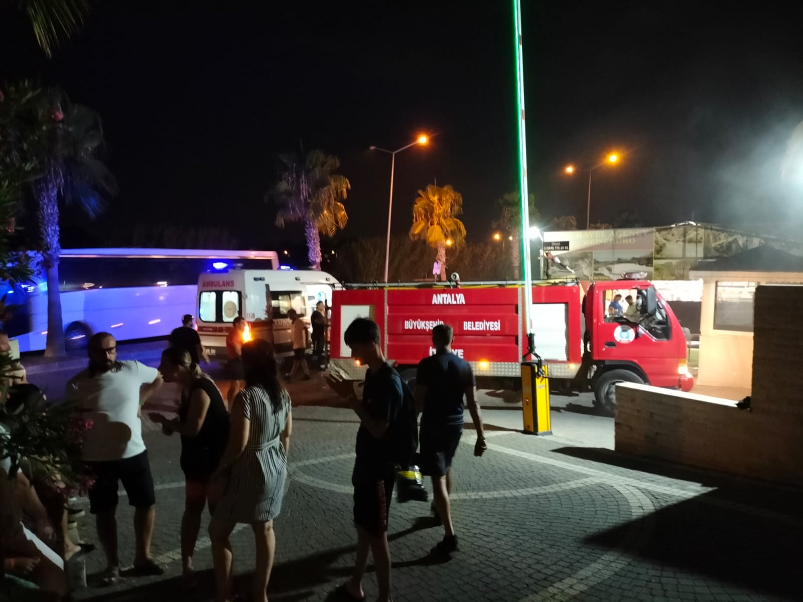 Lüks otelde fritöz faciası! Tatilciler korku dolu anlar yaşadı, 1 kişi dumandan etkilendi