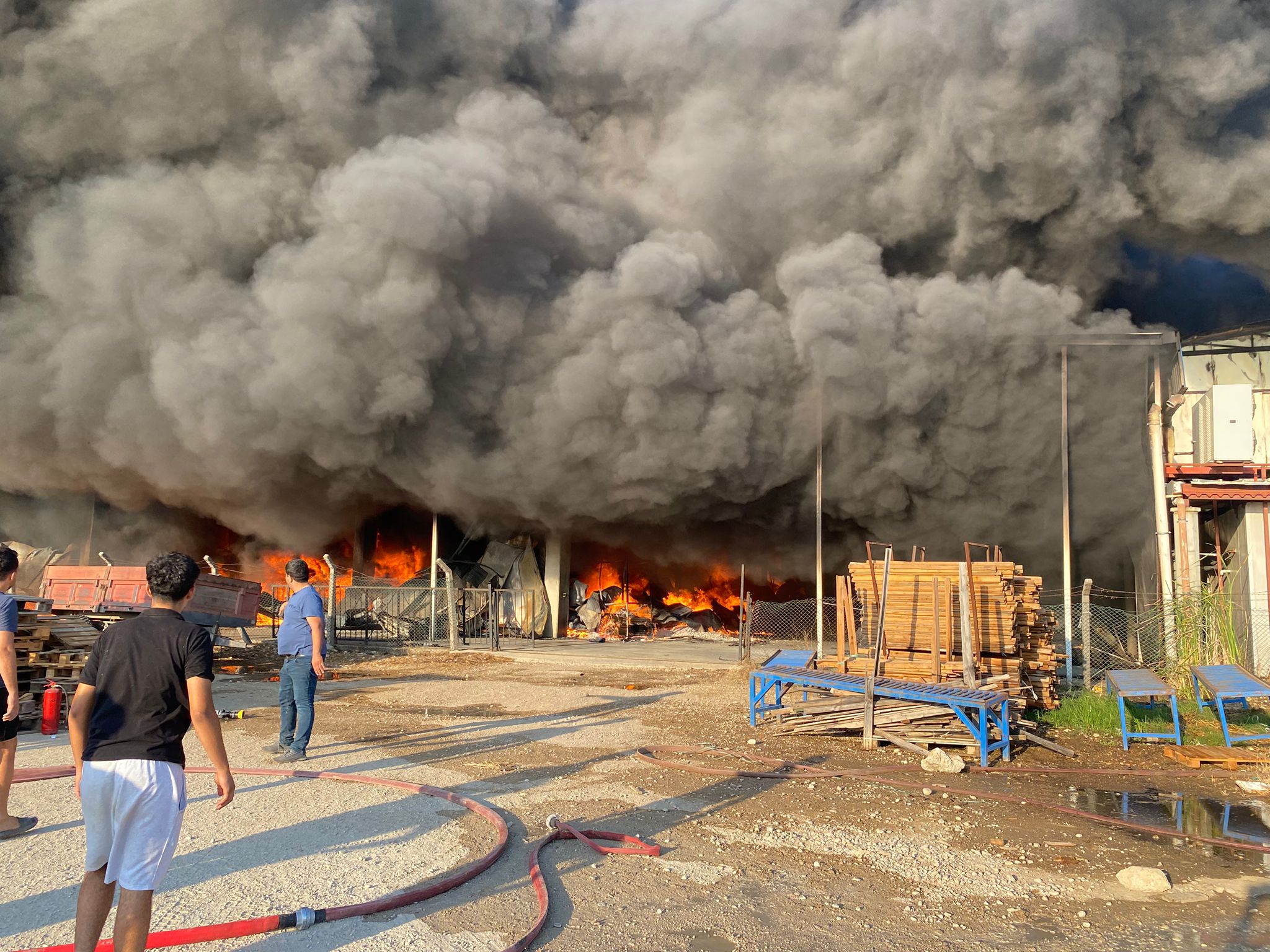 Serik'te korku dolu anlar: İki firmanın deposunda yangın