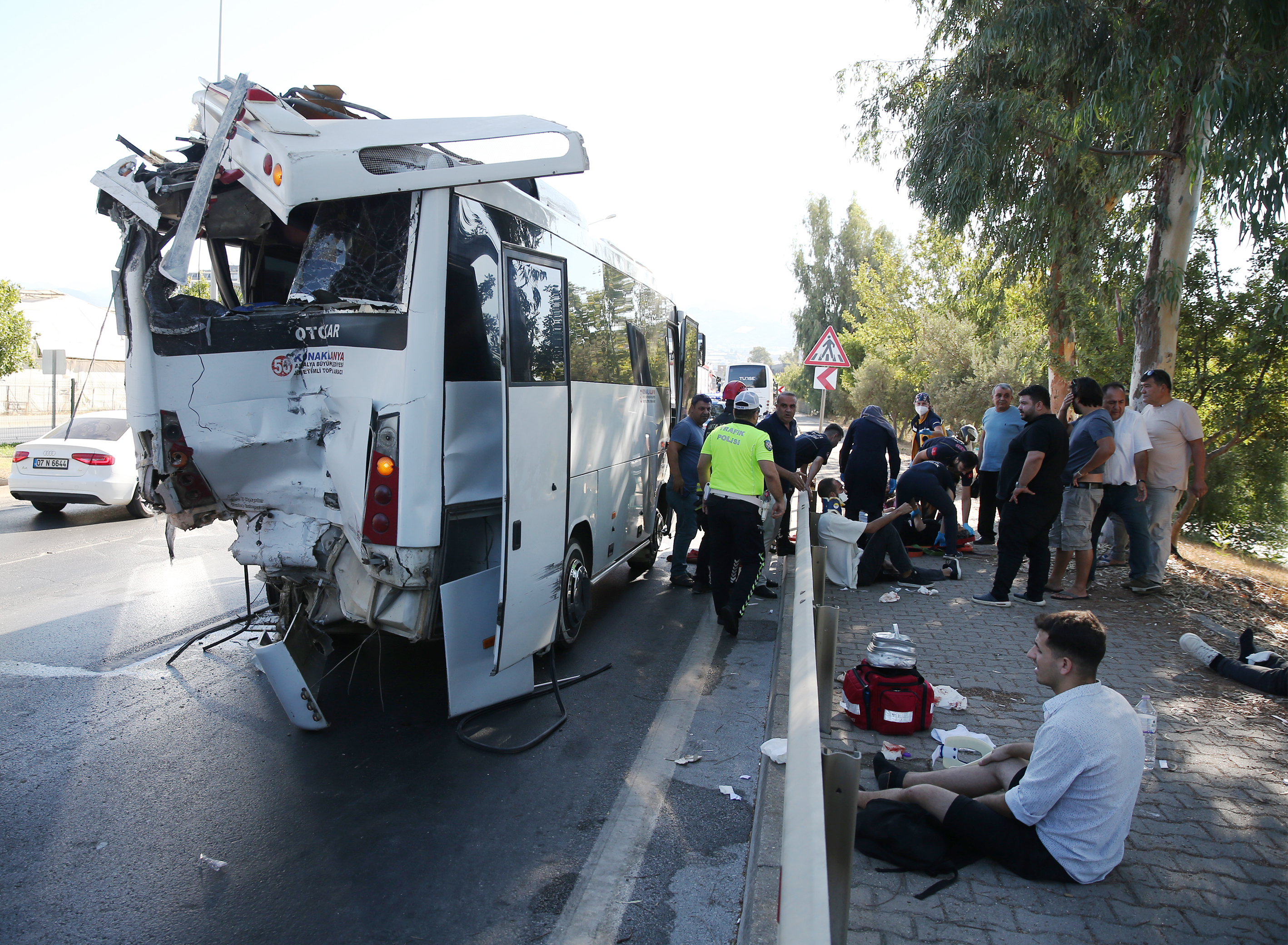 "Antalya’da korkunç midibüs kazası: 15 Kişi hastaneye kaldırıldı"!