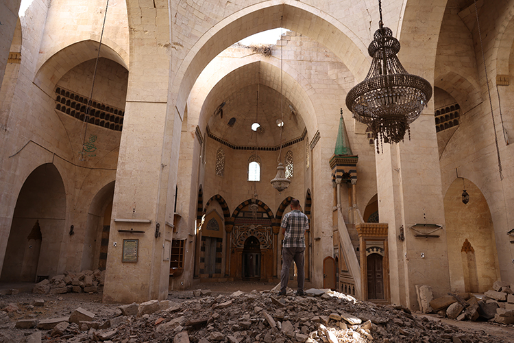 Osmanlı döneminden; kent hanları hamamları camileri ve çarşılarıyla ayağa kaldırılmayı bekliyor