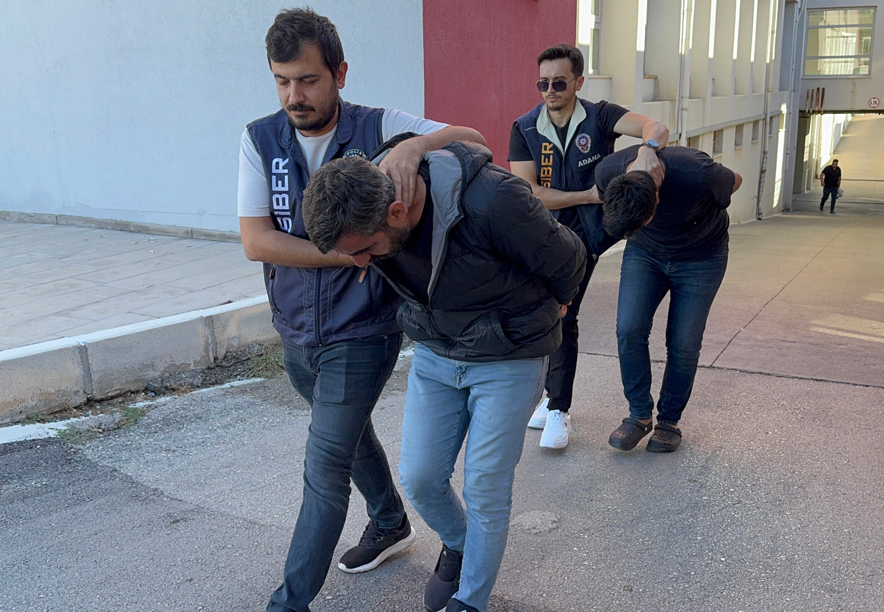 Sazan sarmalı çetesi Adana’da çöktü! Milyonluk vurgun kripto hesaplardan çıktı