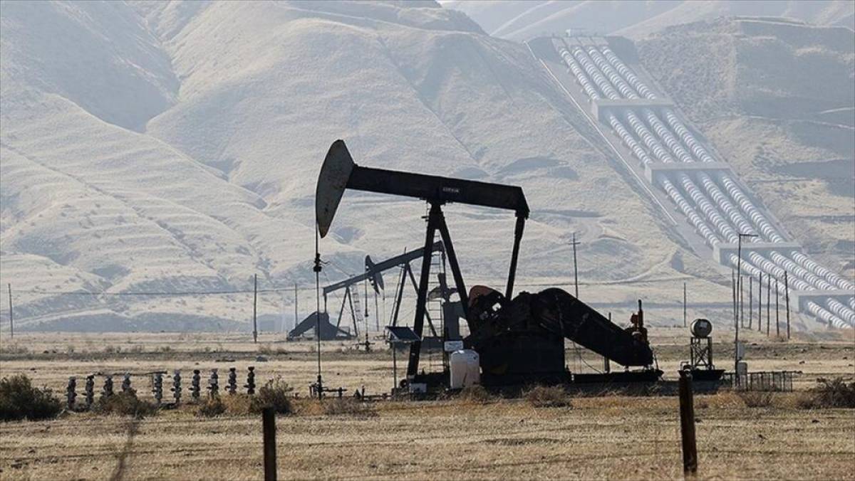 Brent petrol&uuml;n varil fiyatı ABD-İran uzlaşısı beklentisiyle y&uuml;zde 5'in &uuml;zerinde geriledi