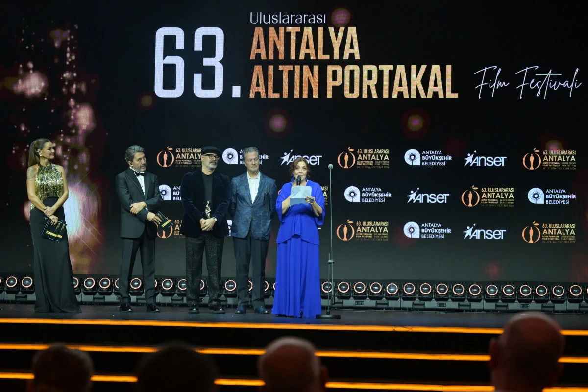 63.Altın Portakal'da perde DAİMA i&ccedil;in a&ccedil;ıldı Kırmızı halıda yıldızlar ge&ccedil;idi