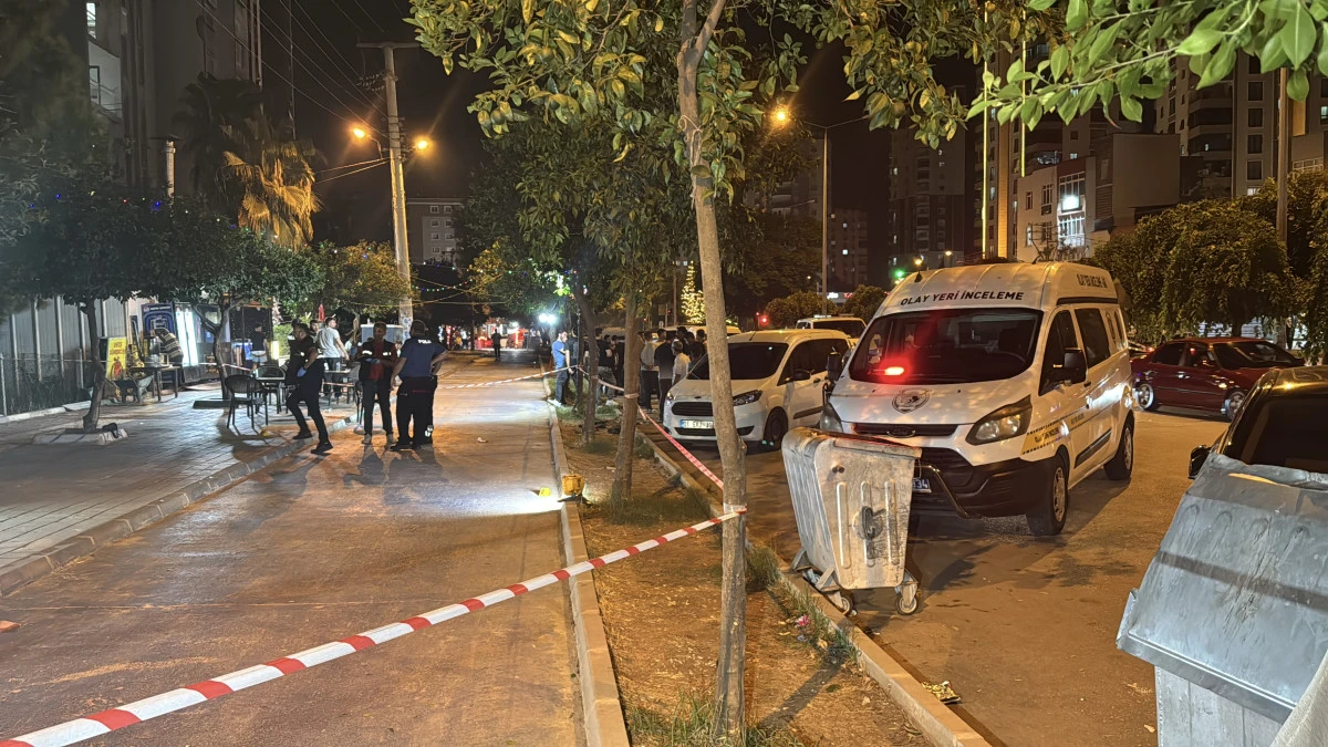 Adana&rsquo;da kaldırımda y&uuml;r&uuml;yordu! Silahlı saldırıda yaralandı