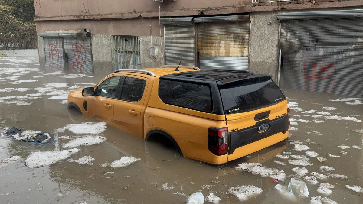 Adana&rsquo;da sağanak ve dolu felaketi: Mahsur kalanlar kurtarıldı