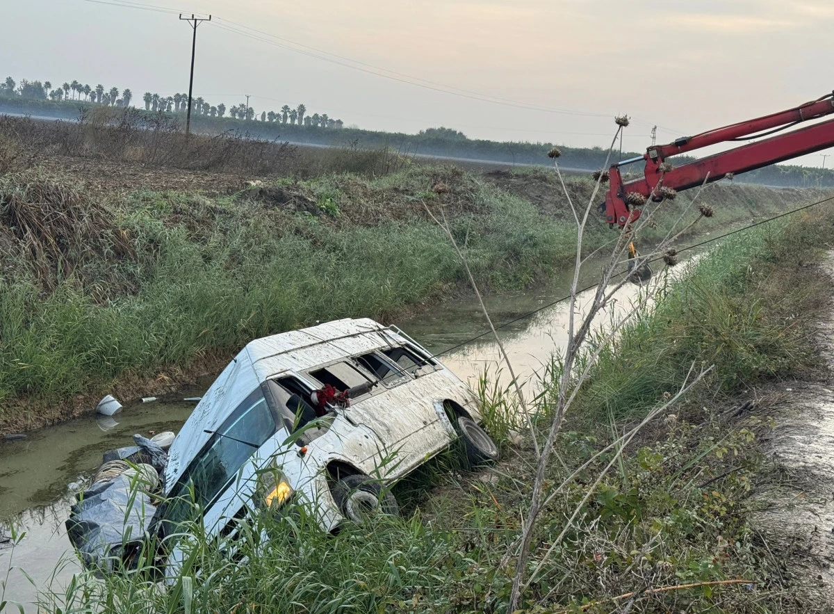 Adana'da sulama kanalına devrilen minib&uuml;steki 18 kişi yaralandı