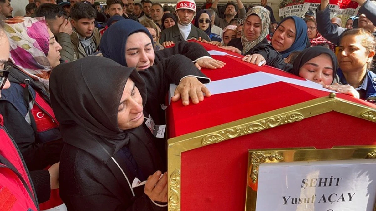 Ağrı'da askeri ara&ccedil; kazasında şehit olan askerler toprağa verildi