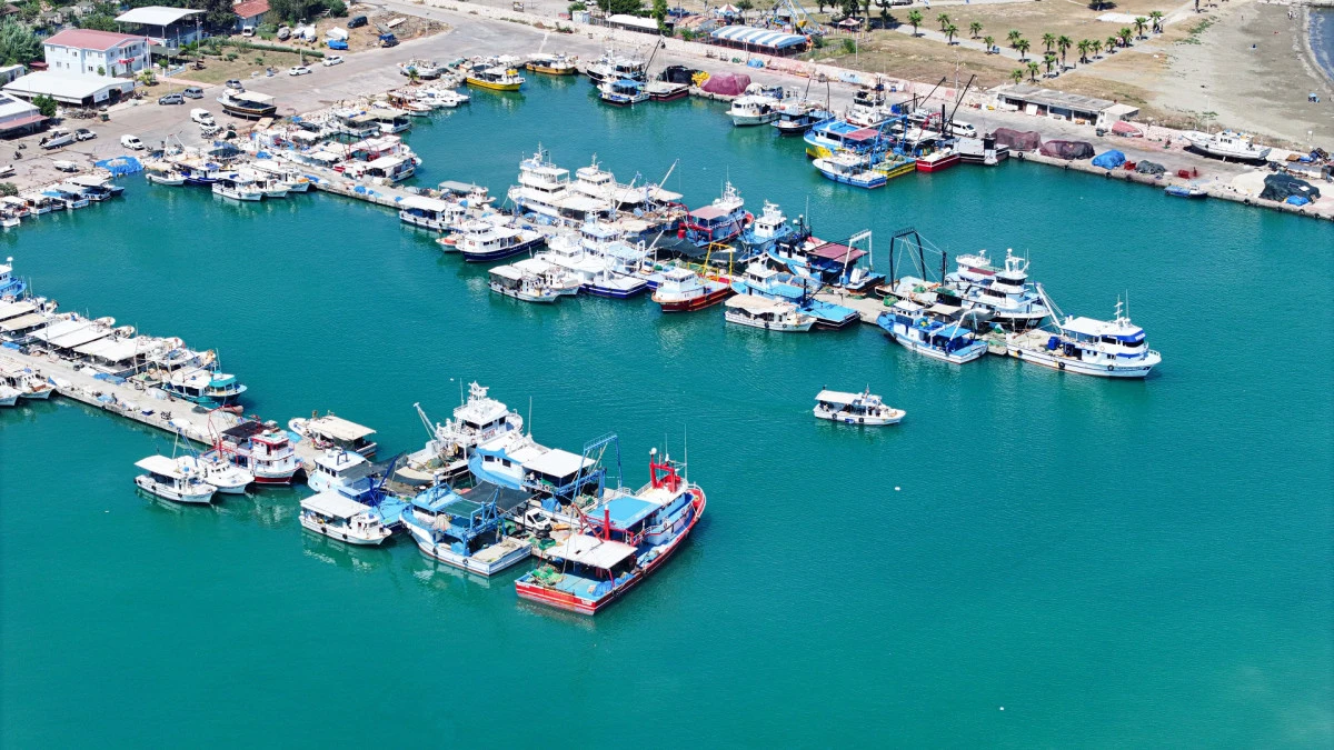 Akdeniz&rsquo;de ağlar denize atılıyor! Balık&ccedil;ılar o geceyi bekliyor
