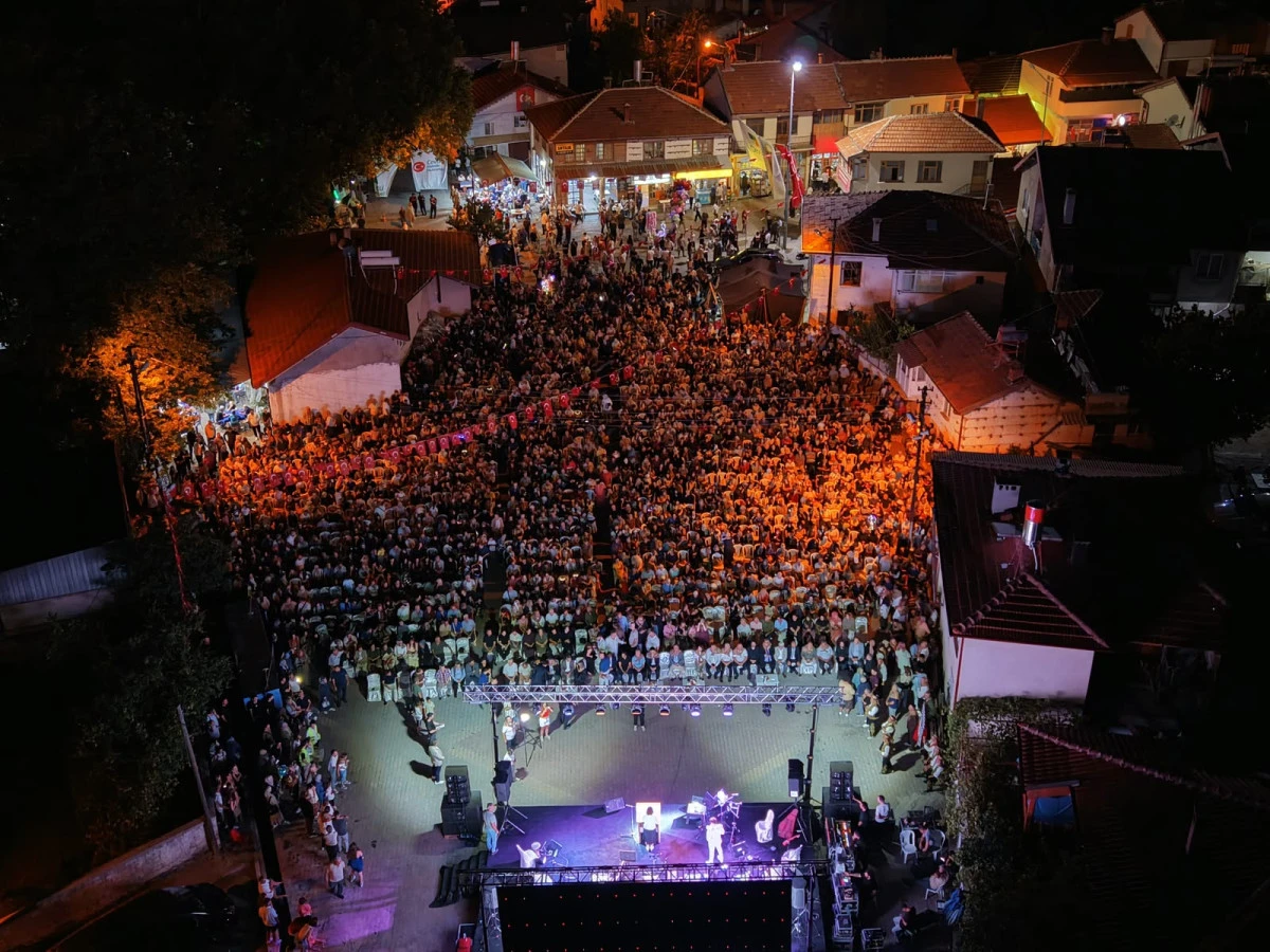 Akseki'de festival coşkusu! Safiye Soyman binlerce kişiyi &ccedil;oşturdu