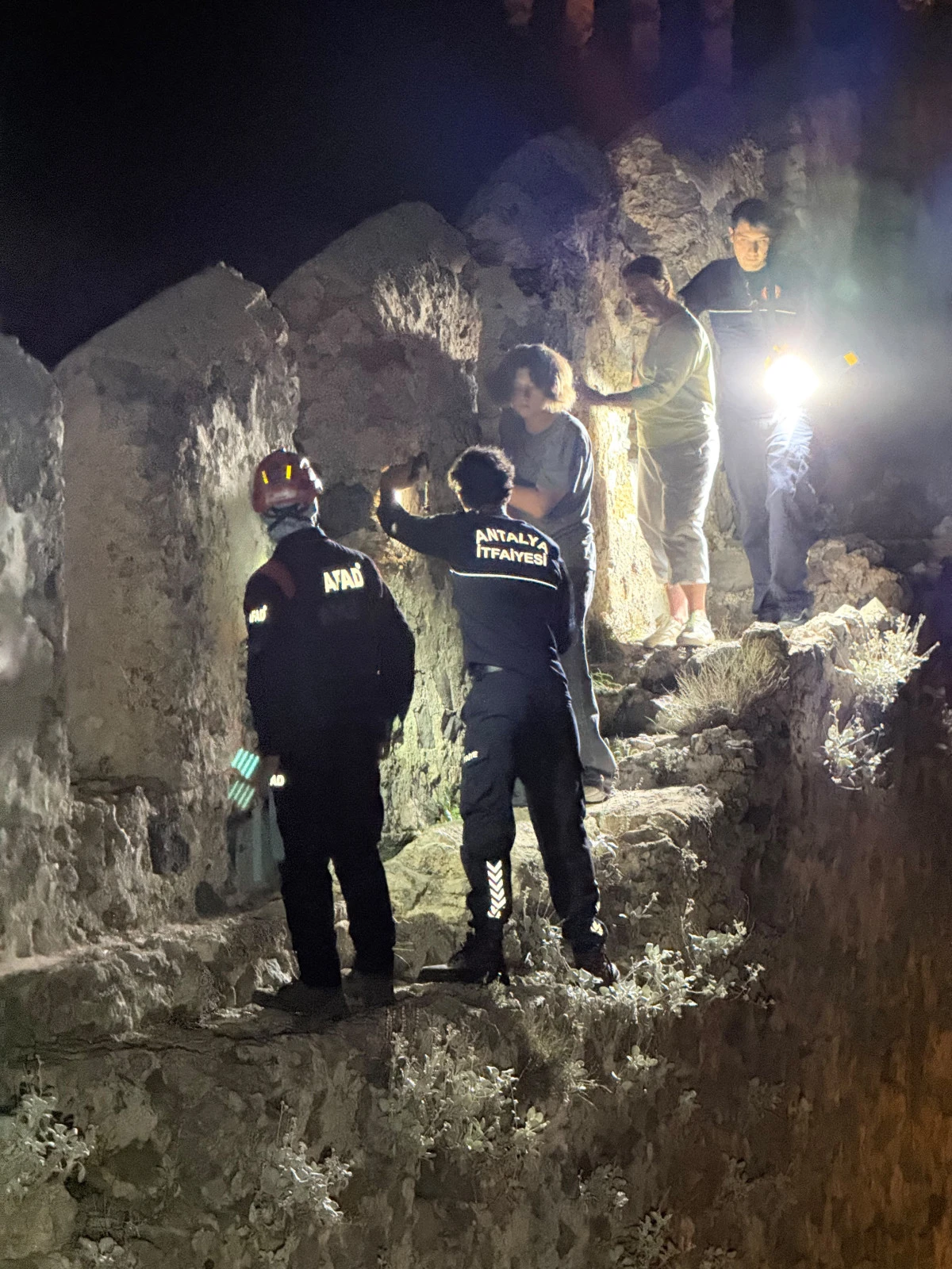 Alanya Kalesi&rsquo;nde g&uuml;n batımında korku: 3 turist kayalıklarda kaldı