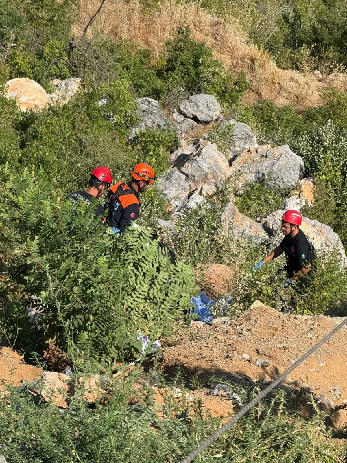 Alanya&rsquo;da iki kişinin bulunduğu motosiklet u&ccedil;uruma yuvarlandı!