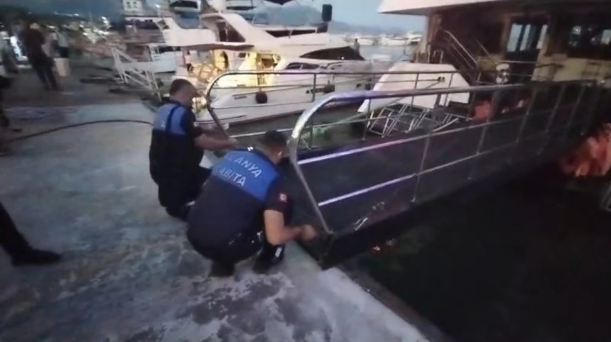 Alanya'da kavga pahalıya patladı! İki tur teknesi m&uuml;h&uuml;rlendi
