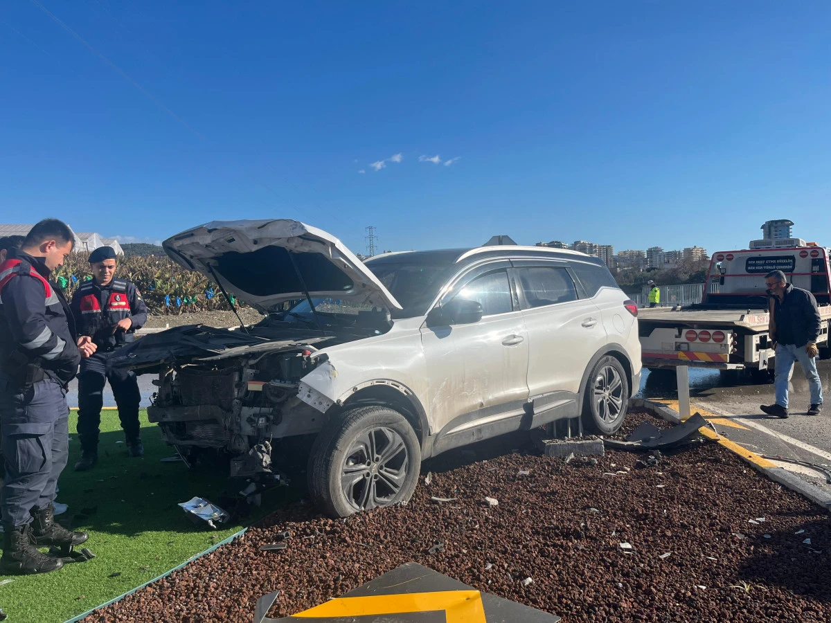 Alanya&rsquo;da Kavşakta Feci Kaza: İki Otomobil &Ccedil;arpıştı, 3 Yaralı