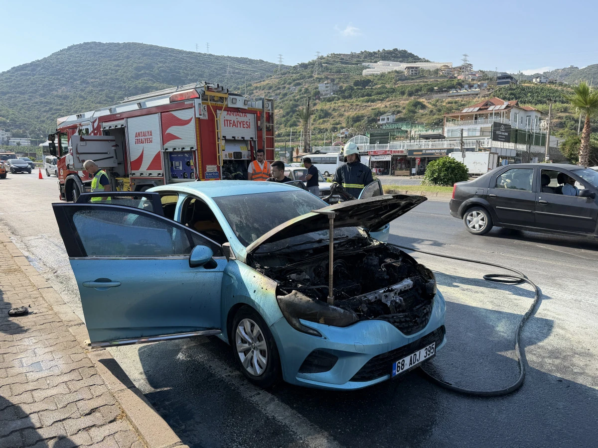 Alanya'da Seyir Halindeki Otomobil Alev Alev Yandı