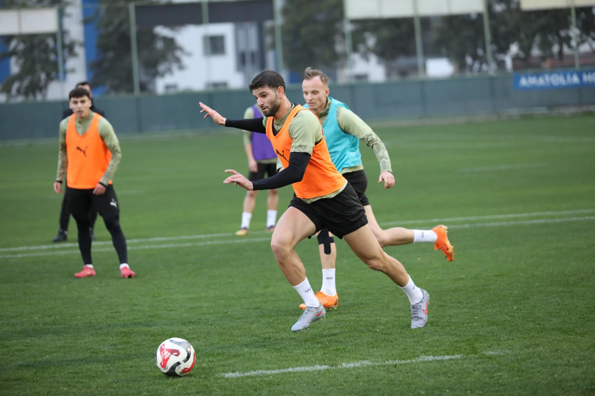 Alanyaspor, kritik Beşiktaş sınavı i&ccedil;in kampa girdi