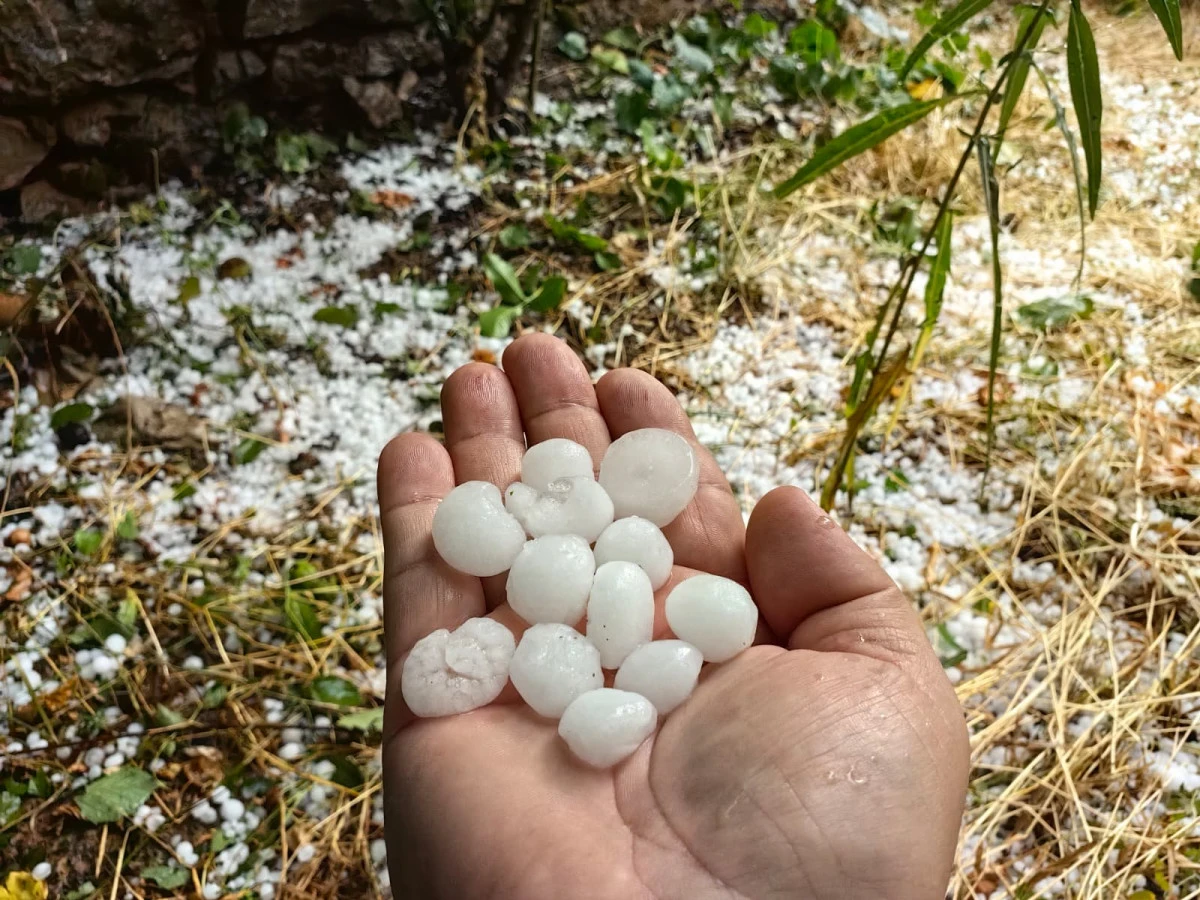 Anamur&rsquo;da dolu şaşkına &ccedil;evirdi: Abanoz Yaylası beyaza b&uuml;r&uuml;nd&uuml;