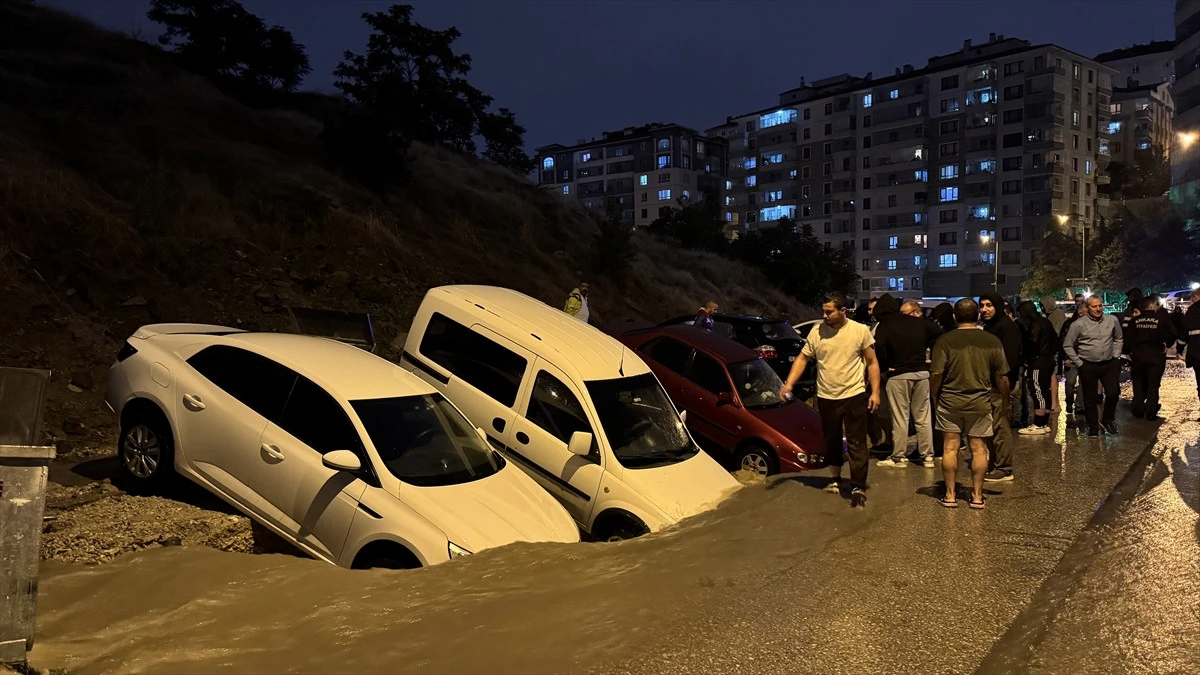 Ankara&rsquo;da yağmur sonrası korkutan g&ouml;r&uuml;nt&uuml;: Yol &ccedil;&ouml;kt&uuml;, ara&ccedil;lar zarar g&ouml;rd&uuml;