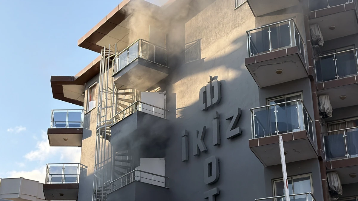 Antalya Alanya&rsquo;da tadilattaki otelde &ccedil;ıkan yangın s&ouml;nd&uuml;r&uuml;ld&uuml;