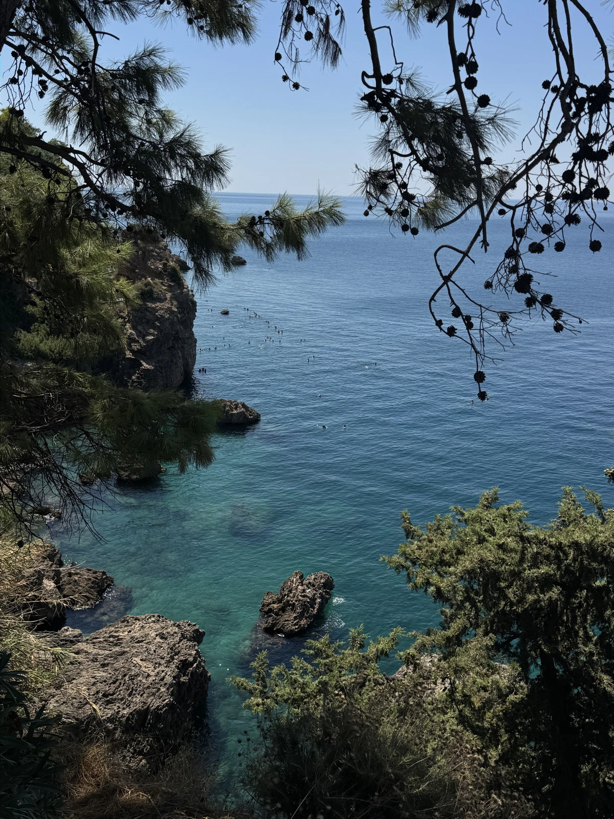 Antalya falezlerinde yaz keyfi: Maviyle yeşilin buluştuğu plajlar dolup taşıyor
