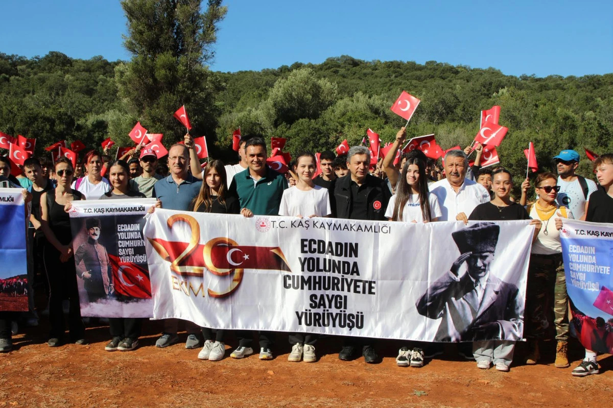 Antalya - Kaş'ta Cumhuriyete saygı ve şehitlere anlamlı dalış