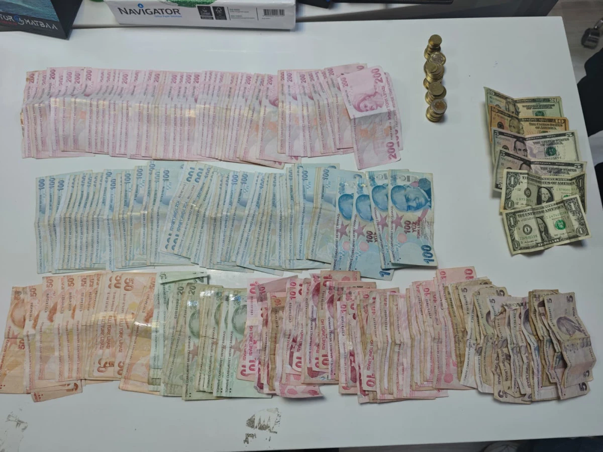 Antalya-Korkuteli&rsquo;nde Dilenciden 27 Bin Lira ve 42 Dolar &Ccedil;ıktı